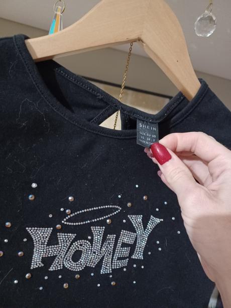 Croptop s nápisem honey s kamínky, 158