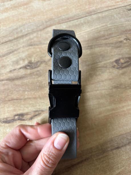 Obojek šedý biothane, 