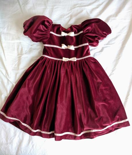 Sametové slavnostní šaty, 98