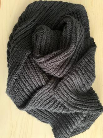 Černá huňatá šála 160x30 cm,