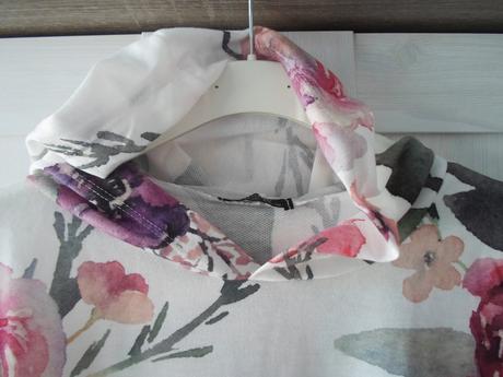 Bílá květovaná mikina mikinka s kapucí, 152