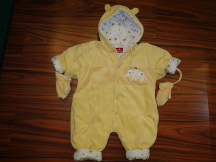 Teploučká žlutá sametová kombinéza, 68