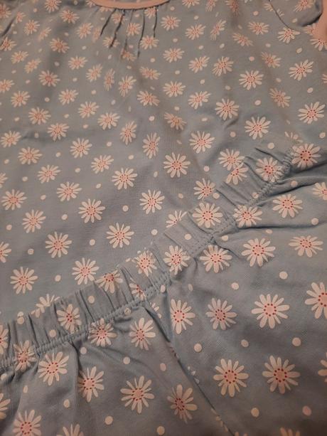 Krátké květinkové pyžamo, 98