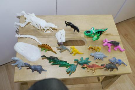 17 figurek malych dinosauru + kostra dinosaura,