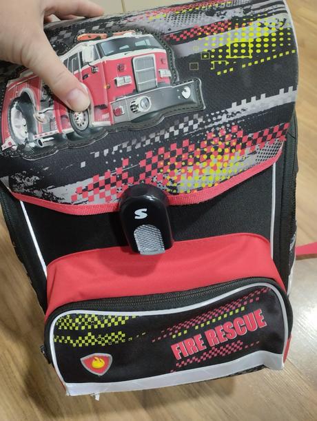 Školní aktovka stil hasičské auto,