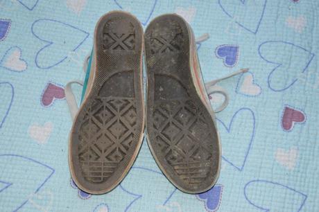 Tyrkysové tenisky se srdíčky, 35