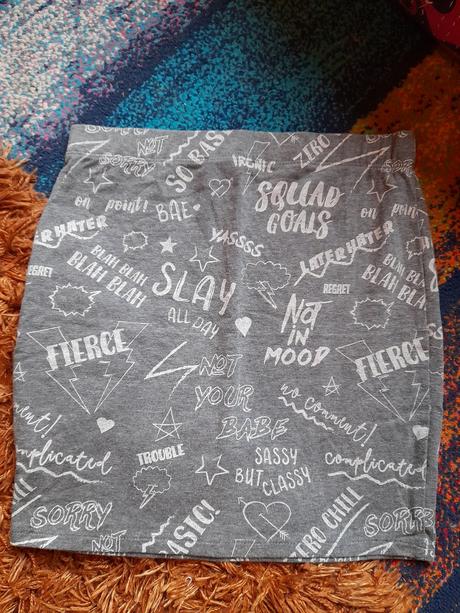 Šedá elastická mini silně s aj nápisy, s