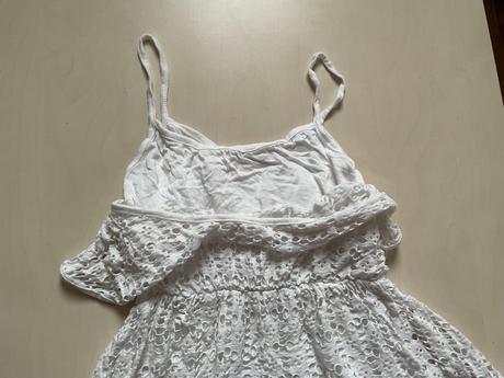 Bílé děrované šaty/top se spodničkou, vel bebí neb, xs