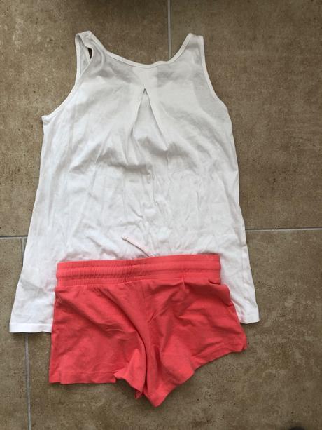 Korálová barva šortky a bílé tilko 134/140, c&a,134