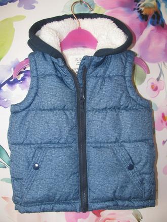 Prošívaná zateplená vesta s kapucí s vnitřní kožeš, f&f,86