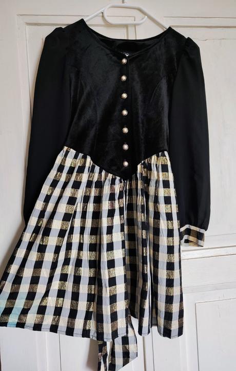 Originální šaty, vyrobené v mexiku, 152