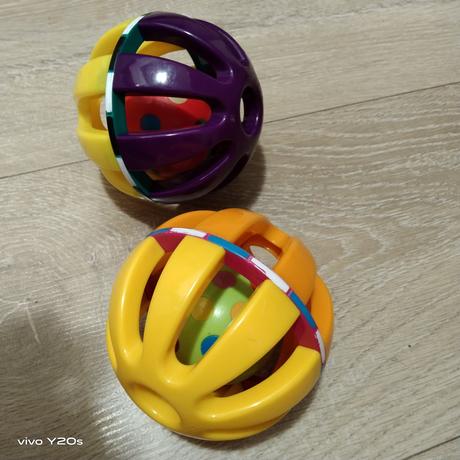 2 míčky s rolničkou pro miminko,