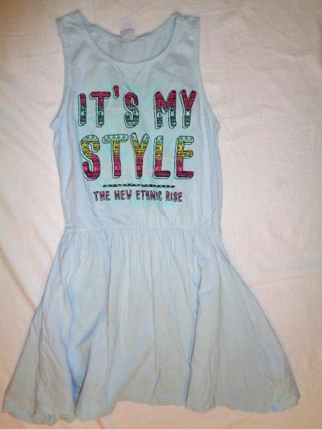 Pěkné modré šaty s nápisem, 170