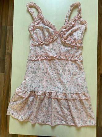 Nové růžové šaty s volánky, vel l spíše však méně, m