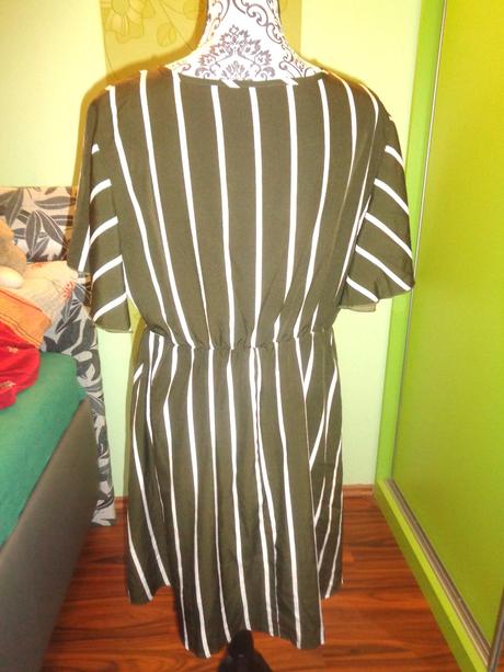 Slušivé pruhované šaty, xl