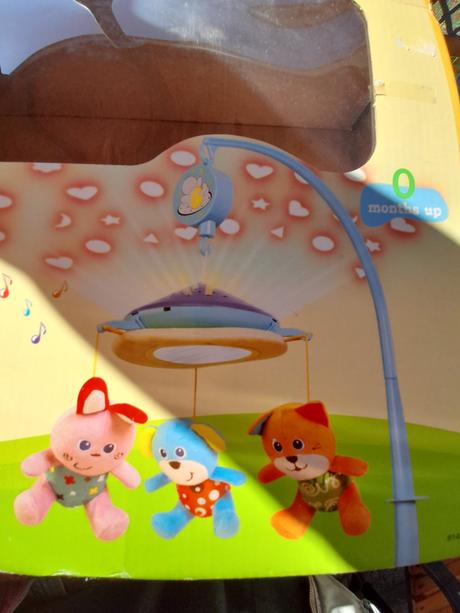 Kolotoč nad postýlku hrající,svítící a zrcátko,