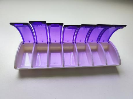 Dávkovač léků - fialový, 