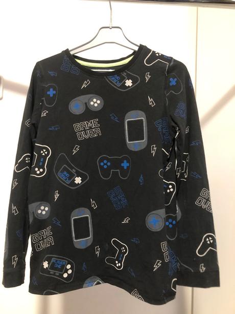 Černé triko s ovladači, 134