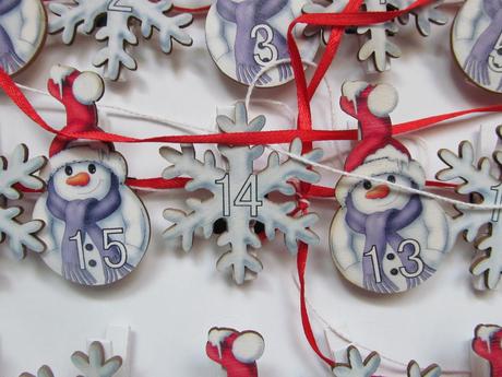 Adventní kalendář bílý -kolíčky pro zavěšení dárků, 