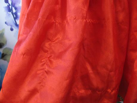 Vánoční saténové šaty, 104