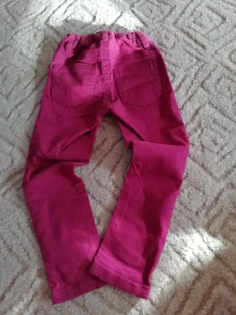 Fialové rifličky vel.104 pěkný stav, c&a,92