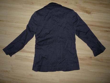 Tmavě modré sako, 104