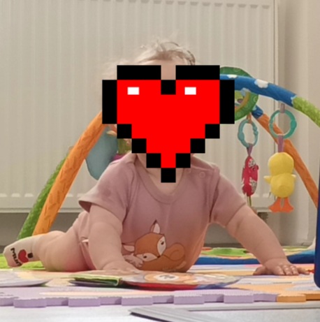 Je zvedání na rukách u sedmiměsíčního dítěte druhé vzpřímení?