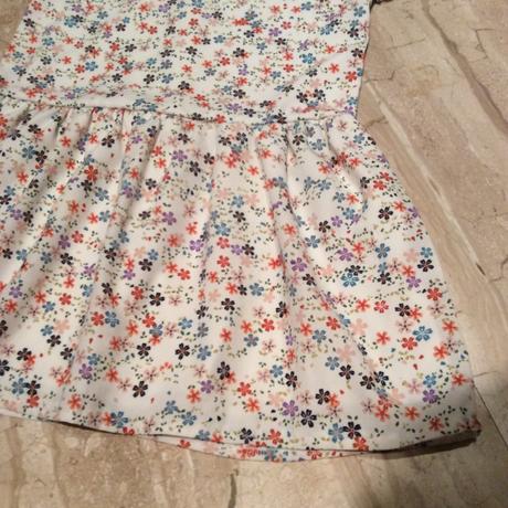 Slavnostní šaty s drobnými kvítky, 110