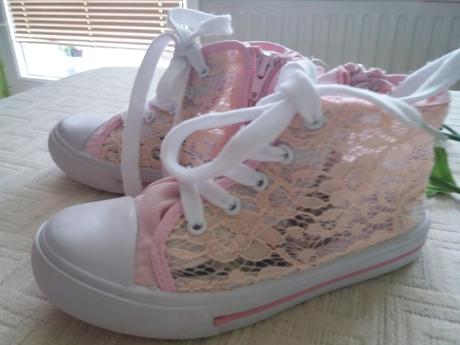 Krajkové tenisky, 31