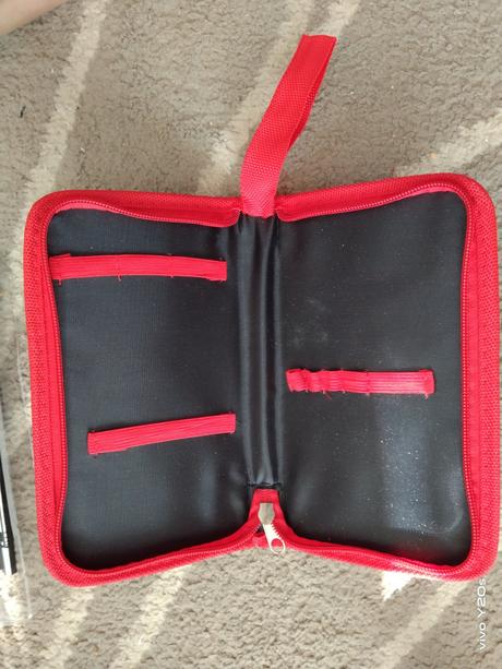 Penál s vybavením,