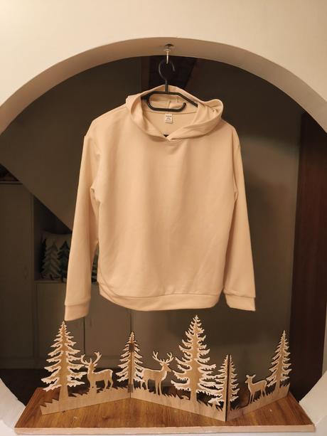 Světle žlutá mikina s nápisem na zádech, 152