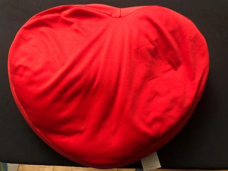 Cerveny polstarek ve tvaru srdce, 