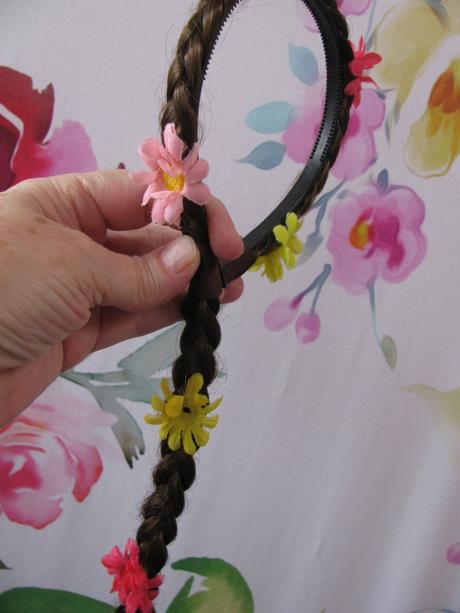 Čelenka s copem a kytičkami, 