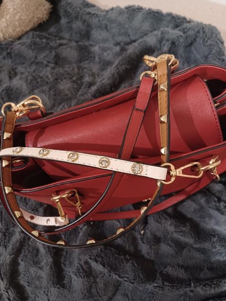 Červená kabelka s řetízky na výměnu,