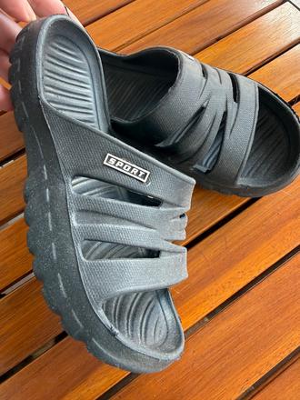 Černé pantofle, 33