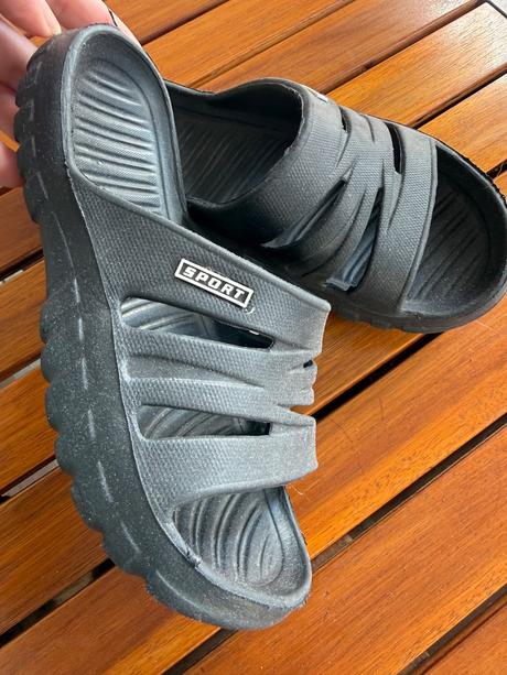 Černé pantofle, 33