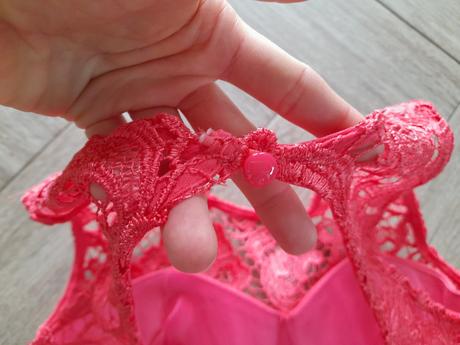 Neonově růžové šaty, s