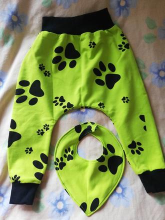 Set tepláčků a šátku, 74 / 80