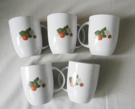 Porcelánové hrnečky s dekorem jahod,