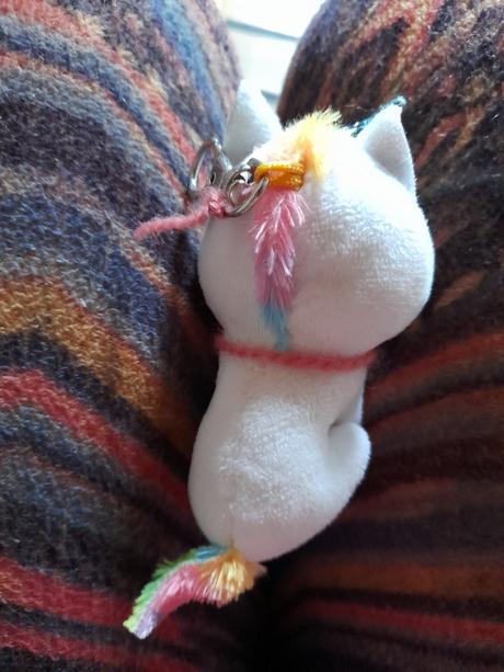 Malý plyšový přívěšek jednorožec z bambule,