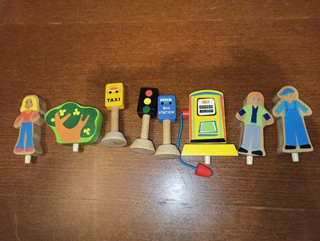 Dřevěné městečko včetně krabice, pexeso,