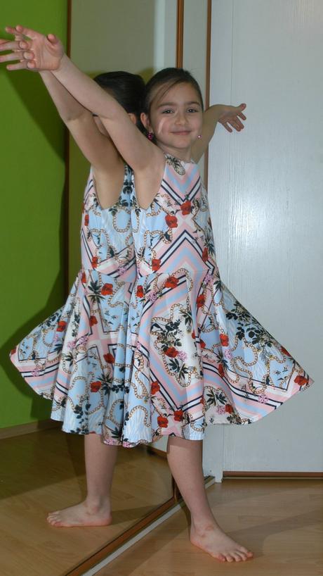 Dívčí úpletové slavnostní šaty, 146