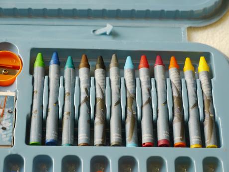 Voskovky a pres 40 nalepek planes, 