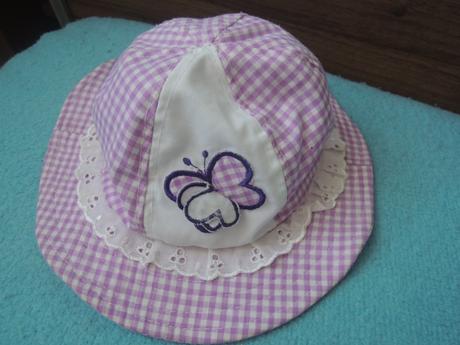 Klobouček s motýlkem, 86