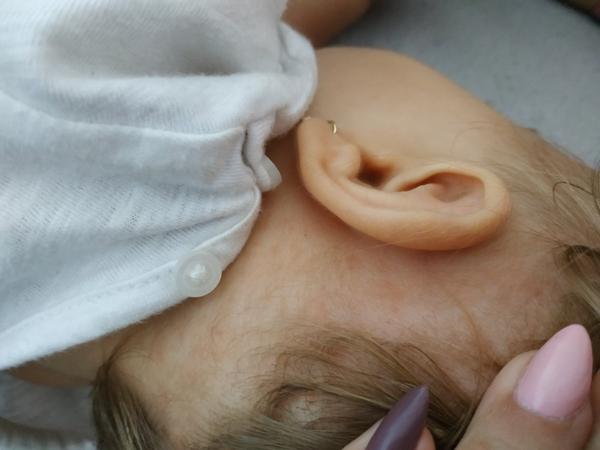 Drbání za ušima. Může to být kvůli pocení?