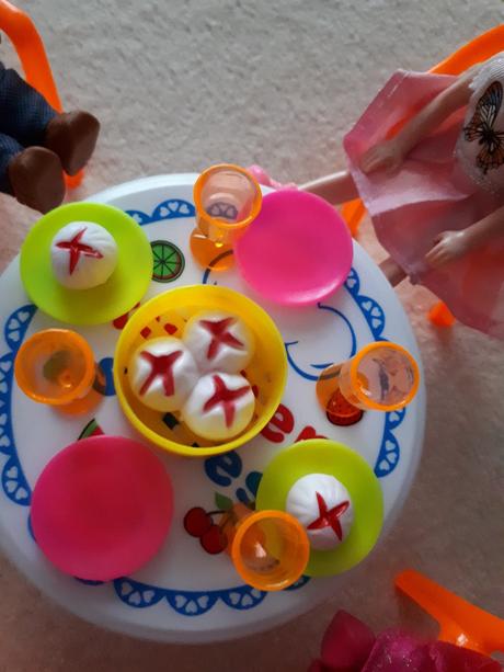 Čtyři panenky/kamarádky se stolečkem a židličkami,