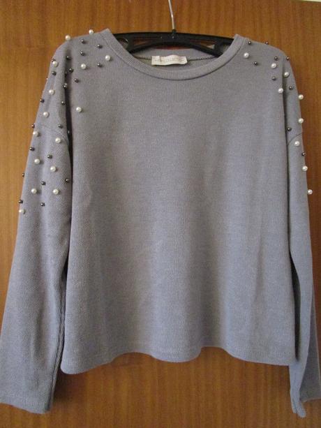 Pěkný šedý svetr s našitými perličkami, vel. 36-38, s