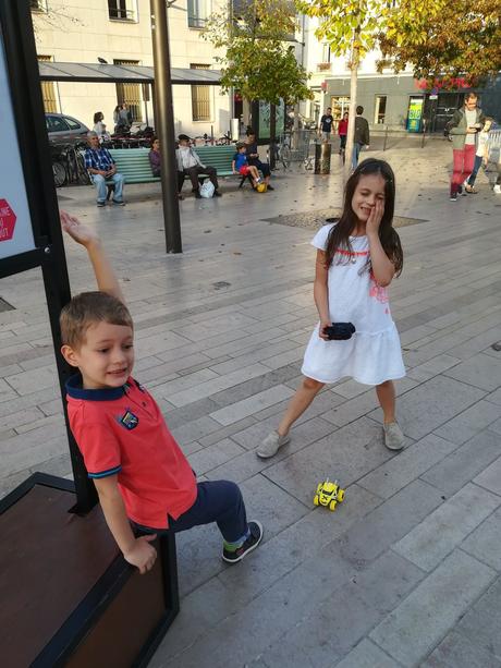 Luxusní krajkové bílé šaty, 128