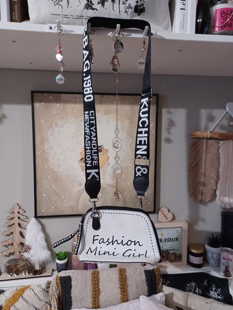 Dívčí kabelka s nápisem, 