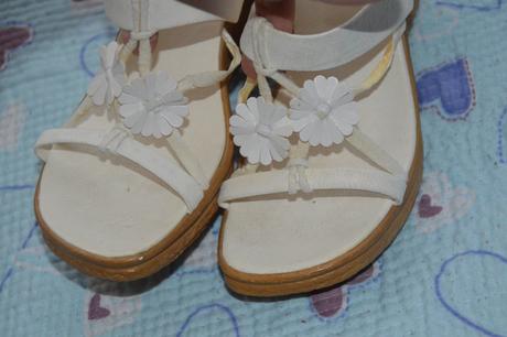 Bílé sandály, nazouváky s kytičkami, 37